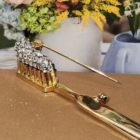 #2059, OTC SIGNED BROOCH, HPHT SYNTHETIC DIAMONDS, GOLD PLATED, 3"IN - Picture 7 of 7